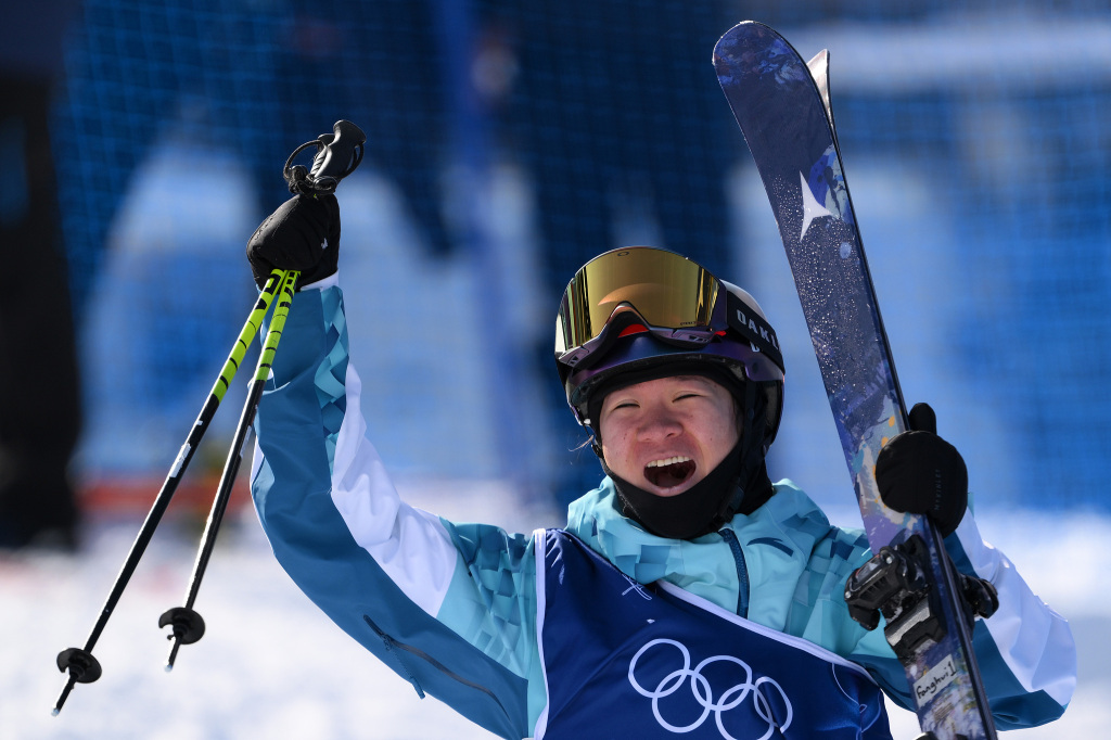 完美收官！谷爱凌卫冕自由式滑雪U型场地金牌，李方慧夺银