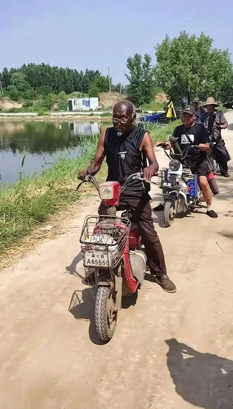 因一身黝黑皮肤走红，“八级钓帝”河北唐山七旬大爷安国勇因病去世，享年75岁