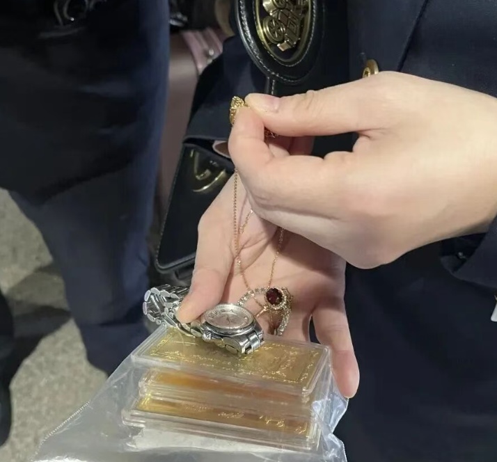 女子下车接电话将900克黄金遗落在动车上，价值约135万元！