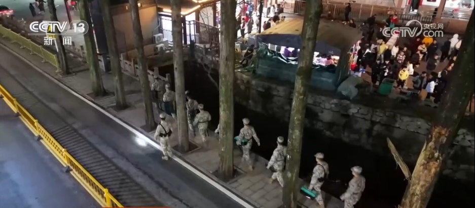 守护游客平安 那抹橄榄绿成为春节里“最温暖的风景线”