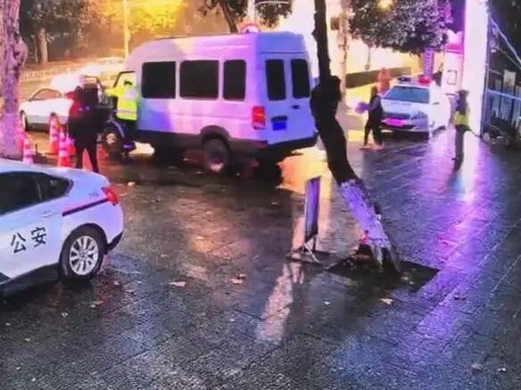 突发!武汉龟山公园门口,他踩死刹车! 突发!武汉龟山公园门口,他踩死刹车!