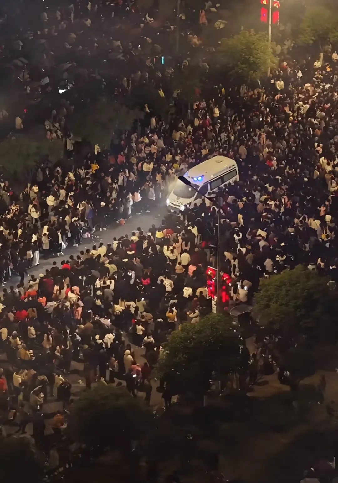 太突然,烟花暂停!数万游客没吵没闹,自发让出1.5公里通道……这一幕,太暖了 太突然,烟花暂停!数万游客没吵没闹,自发让出1.5公里通道……这一幕,太暖了