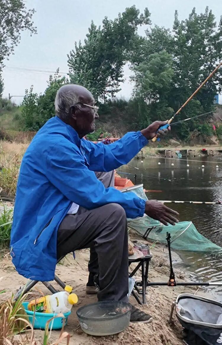 因一身黝黑皮肤走红，“八级钓帝”河北唐山七旬大爷安国勇因病去世，享年75岁