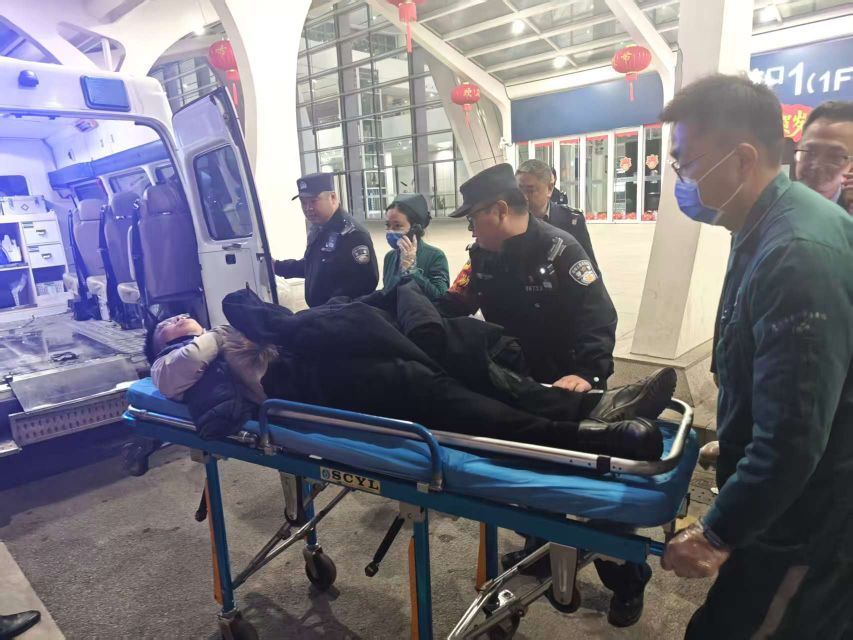大年初三常德一男子拜年喝1斤白酒，在火车站“断片”，众人暖心守护紧急送医