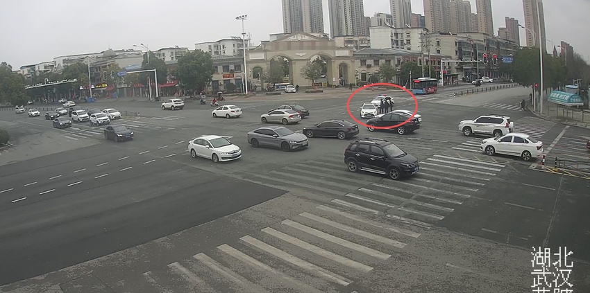 武汉街头“天降神兵”，与死神赛跑！