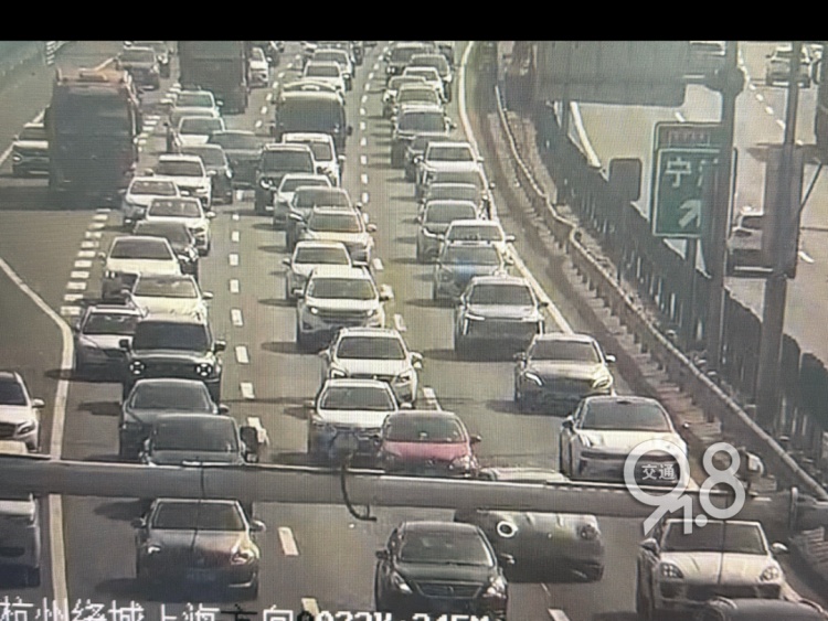 “开了12小时，还要12小时！”返杭男子：车上鸡鸭鱼肉要臭了；回杭多个入口关闭