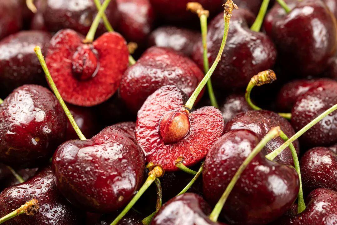 过年买的车厘子放几天就坏了？学会这招保鲜更持久→