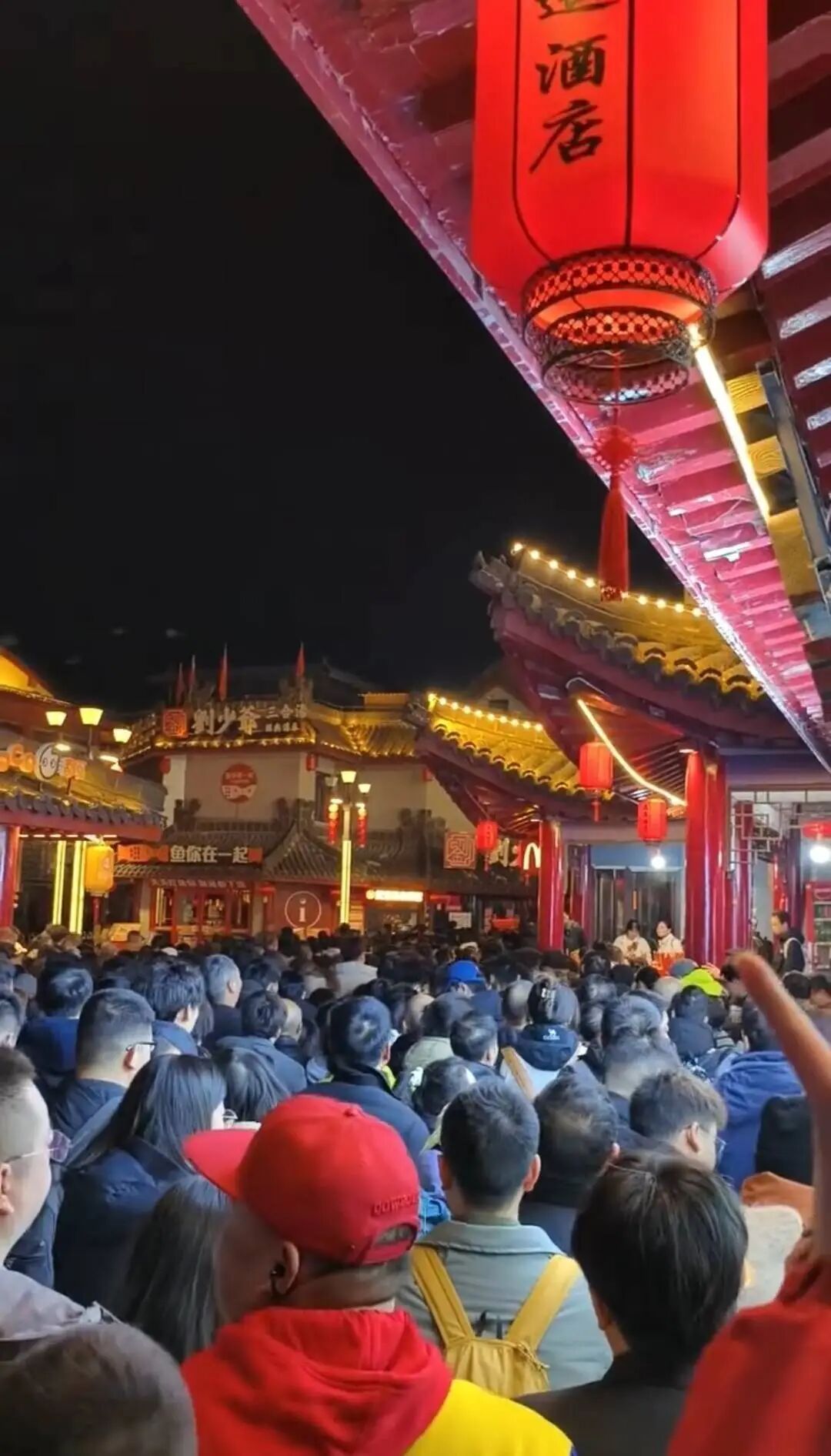 连发4条预警建议错峰出行！湖北武当山迎客流高峰，有游客称排队12小时未能登顶