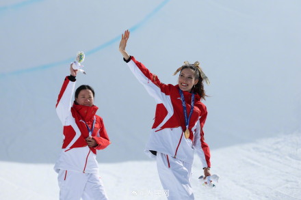 谷爱凌戴金色发带登上领奖台 谷爱凌戴金色发带登上领奖台