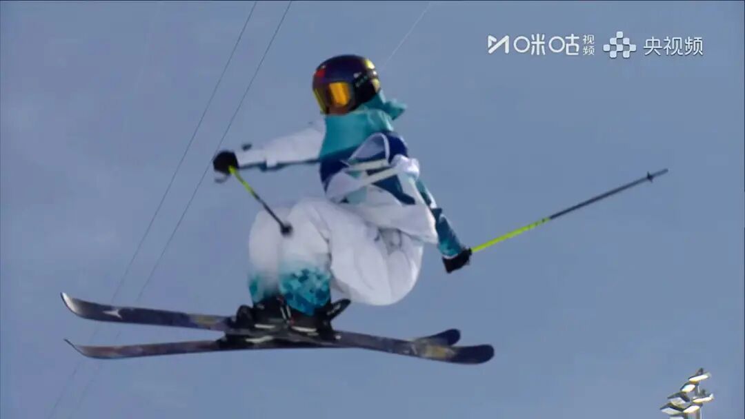 谷爱凌夺得自由式滑雪女子U型场地技巧冠军,李方慧获得银牌 谷爱凌夺得自由式滑雪女子U型场地技巧冠军,李方慧获得银牌