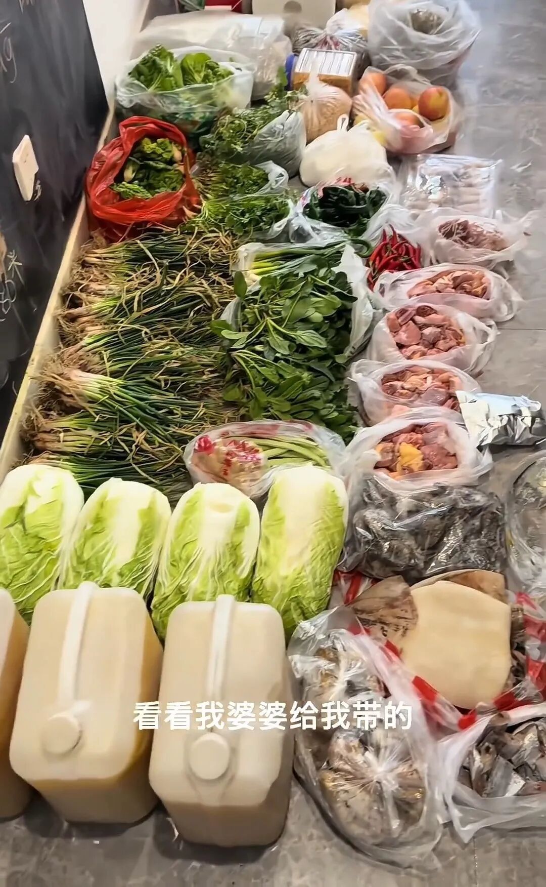 “妈，真的装不下了！”后备箱被爸妈塞了 “半个菜市场”，全国同款返程太真实了……