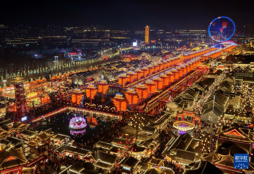 河北唐山：流光溢彩年味儿浓