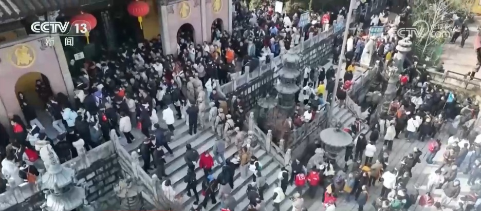 守护游客平安 那抹橄榄绿成为春节里“最温暖的风景线”