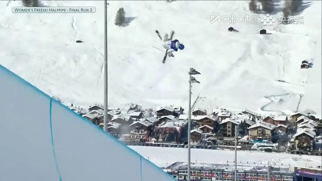 谷爱凌夺得自由式滑雪女子U型场地技巧冠军,李方慧获得银牌 谷爱凌夺得自由式滑雪女子U型场地技巧冠军,李方慧获得银牌