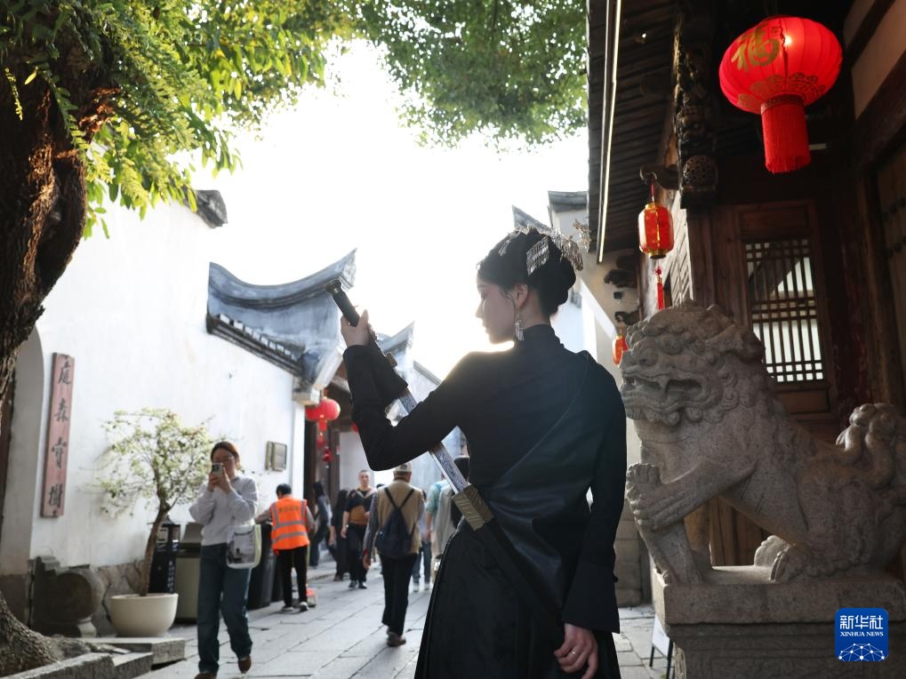 福州：“穿”出来的国潮年味