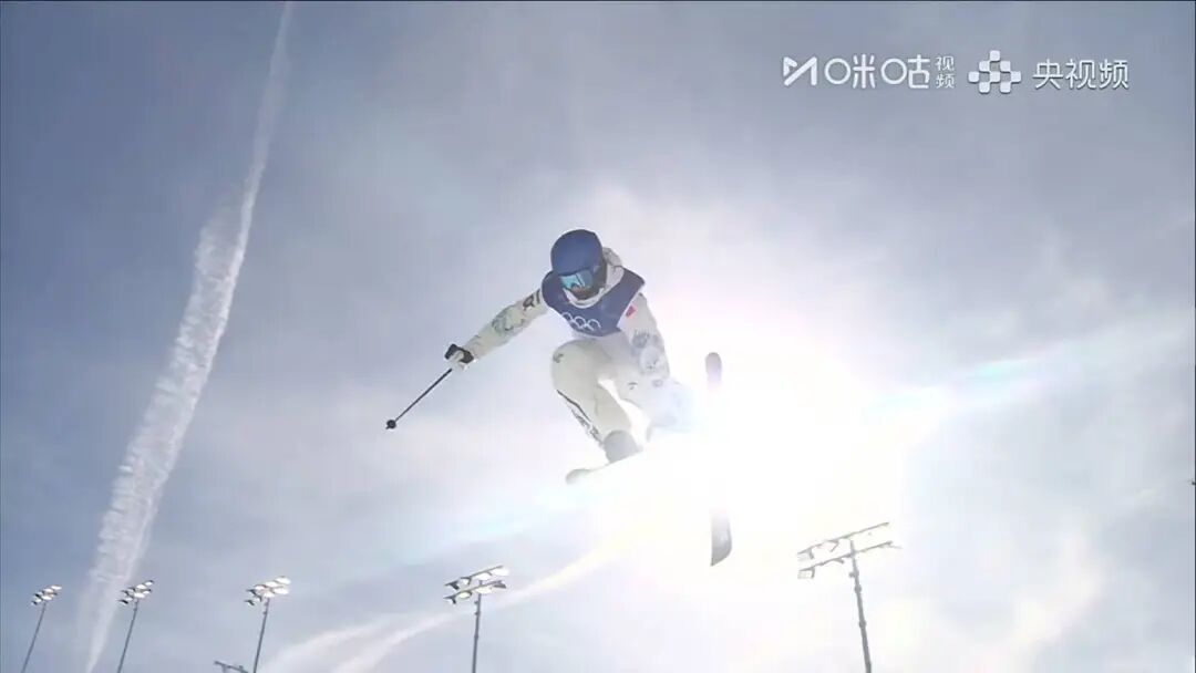 谷爱凌夺得自由式滑雪女子U型场地技巧冠军,李方慧获得银牌 谷爱凌夺得自由式滑雪女子U型场地技巧冠军,李方慧获得银牌