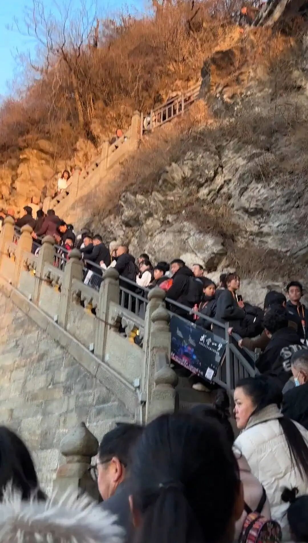 连发4条预警建议错峰出行！湖北武当山迎客流高峰，有游客称排队12小时未能登顶