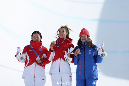 谷爱凌戴金色发带登上领奖台 谷爱凌戴金色发带登上领奖台