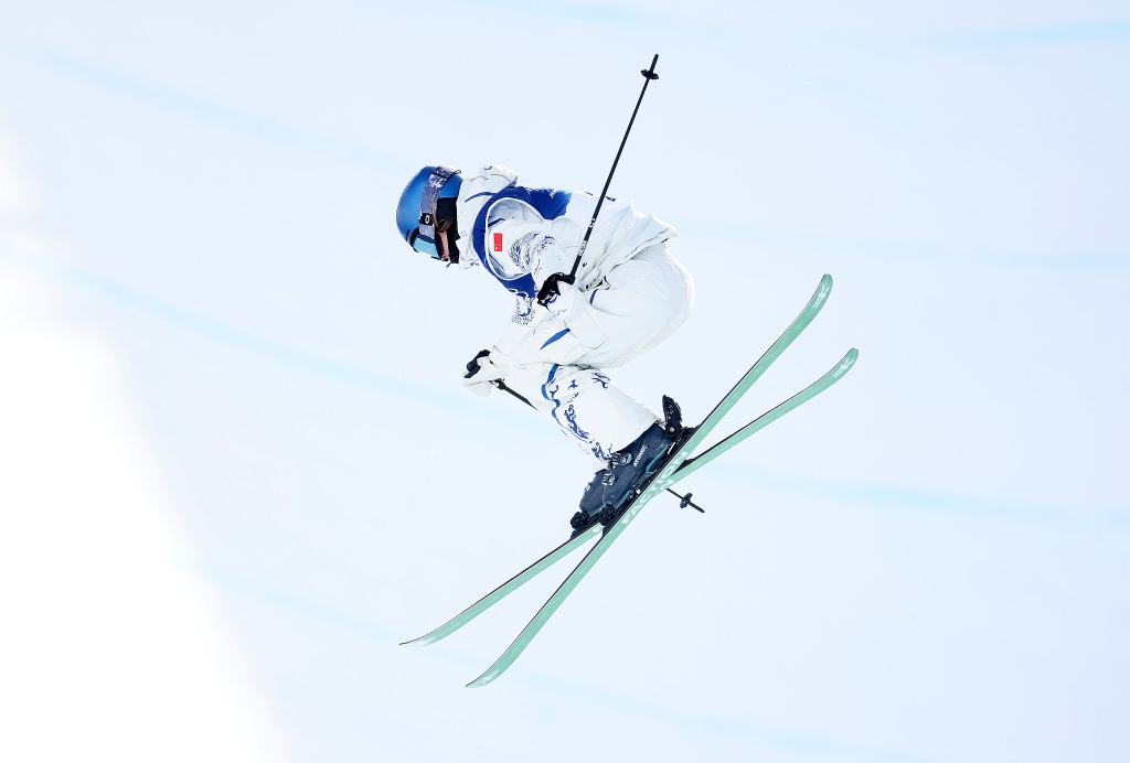 完美收官！谷爱凌卫冕自由式滑雪U型场地金牌，李方慧夺银