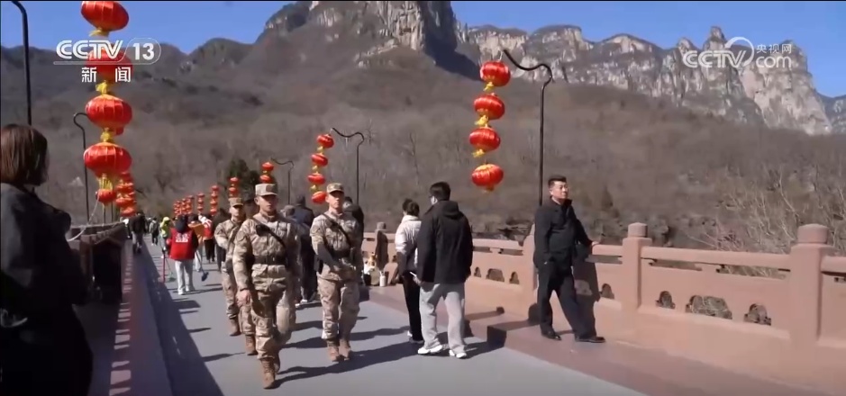 守护游客平安 那抹橄榄绿成为春节里“最温暖的风景线”