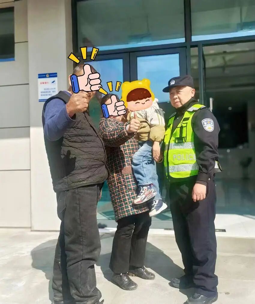 四岁萌娃独自“遛”上公路 民警巡逻发现助其回家