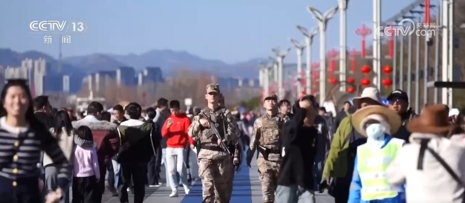 守护游客平安 那抹橄榄绿成为春节里“最温暖的风景线”
