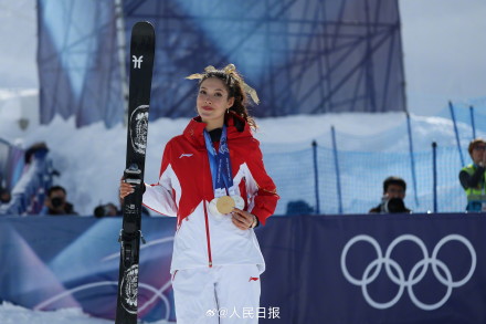 谷爱凌戴上3枚奖牌