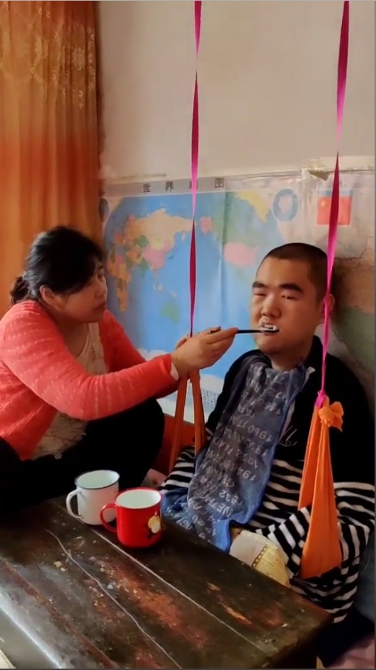 无法走路的他，写下一首策马奔腾的歌