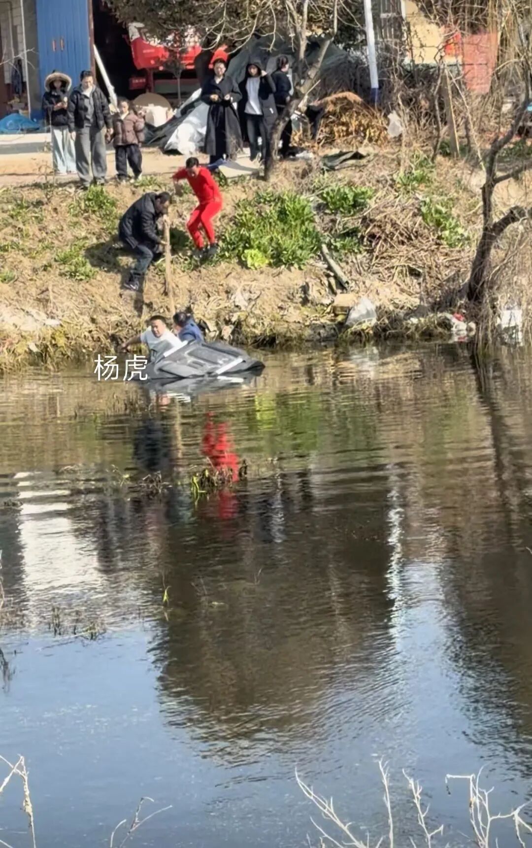 大年初四，六旬老人连人带车冲入河中，他毫不犹豫纵身跃入水中...