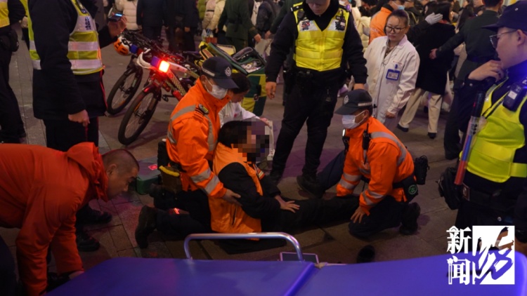 事发上海和平饭店门口！一声闷响，民警狂奔呐喊，救援争分夺秒
