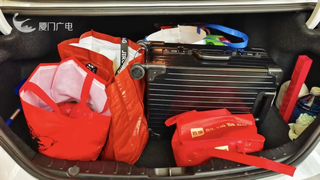 “妈，真的装不下了！”后备箱被爸妈塞了 “半个菜市场”，全国同款返程太真实了……