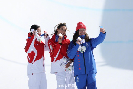 谷爱凌戴金色发带登上领奖台 谷爱凌戴金色发带登上领奖台