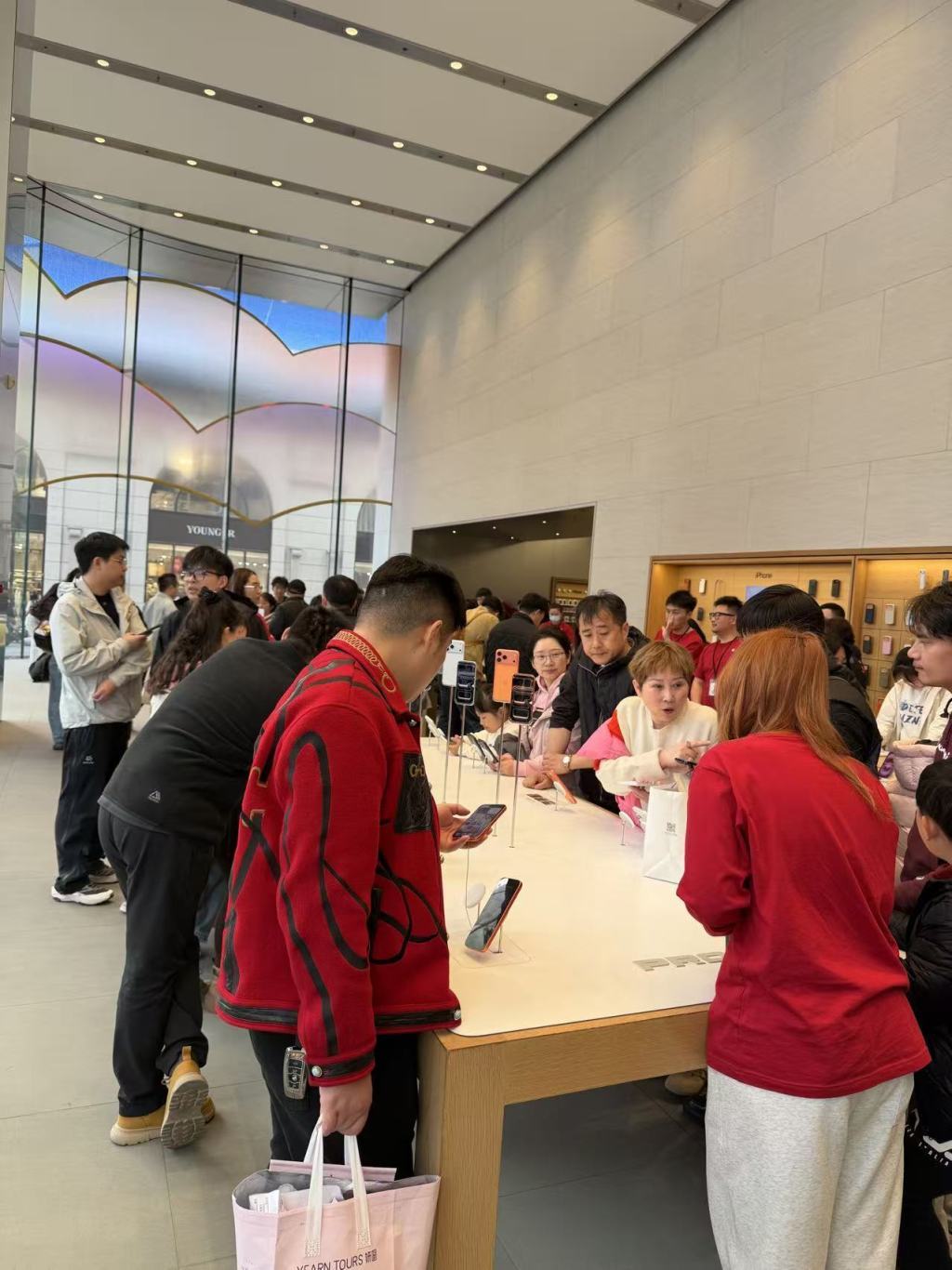 销量比去年好太多！新国补落地叠加厂商促销，上海手机市场新春喜洋洋