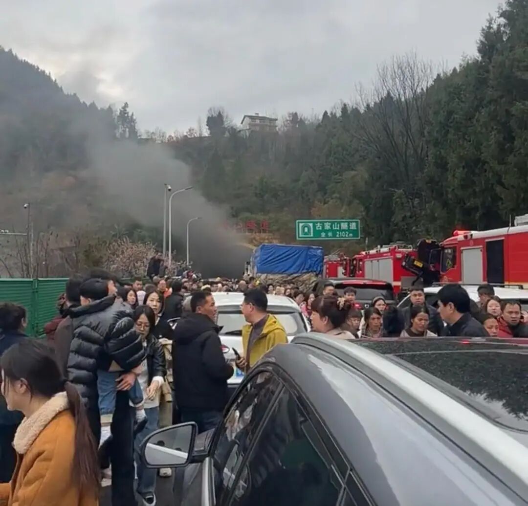 “听到三声巨响”!京昆高速一隧道货车突然起火,官方通报 “听到三声巨响”!京昆高速一隧道货车突然起火,官方通报