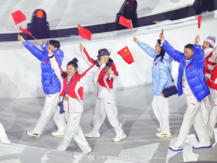 苏翊鸣亮相冬奥会闭幕式