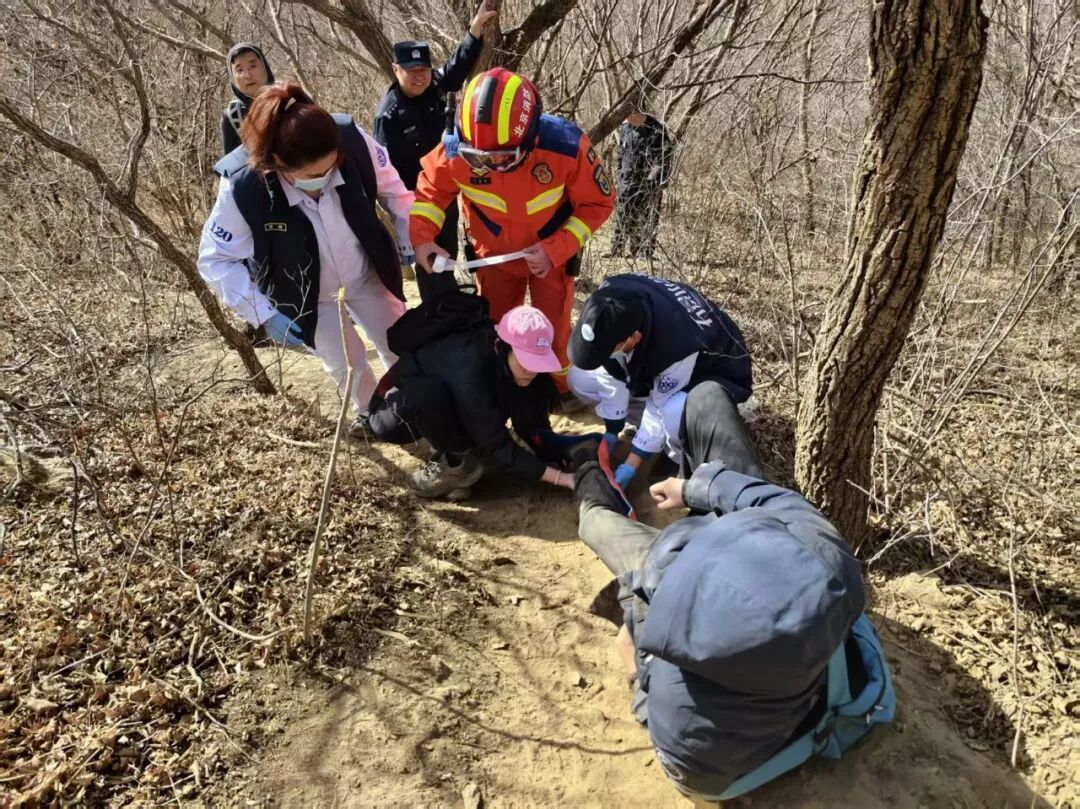 驴友登山不慎崴脚 消防及时救援脱险 驴友登山不慎崴脚 消防及时救援脱险