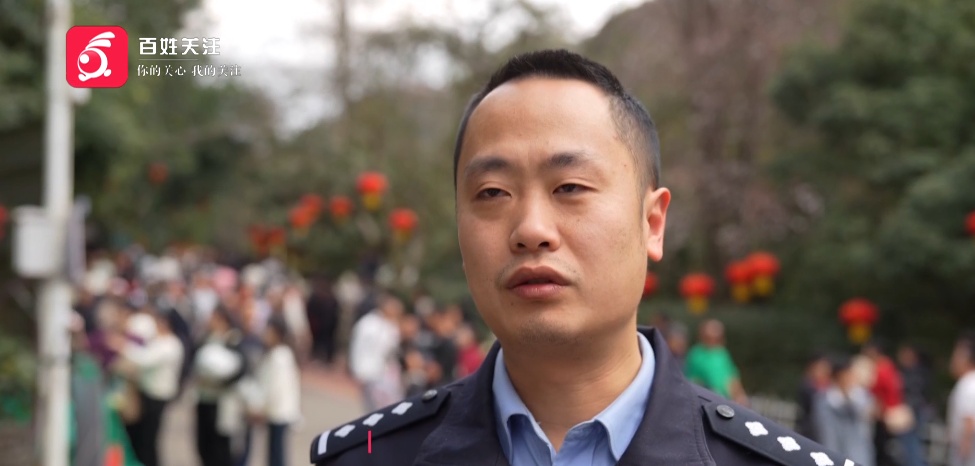 贵阳黔灵山公园游人如织,行李往哪搁?有人急中生智找到了最安全的“物品寄存点” 贵阳黔灵山公园游人如织,行李往哪搁?有人急中生智找到了最安全的“物品寄存点”