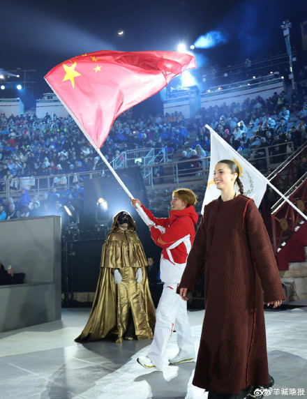 2026米兰冬奥会闭幕式，苏翊鸣手持五星红旗入场