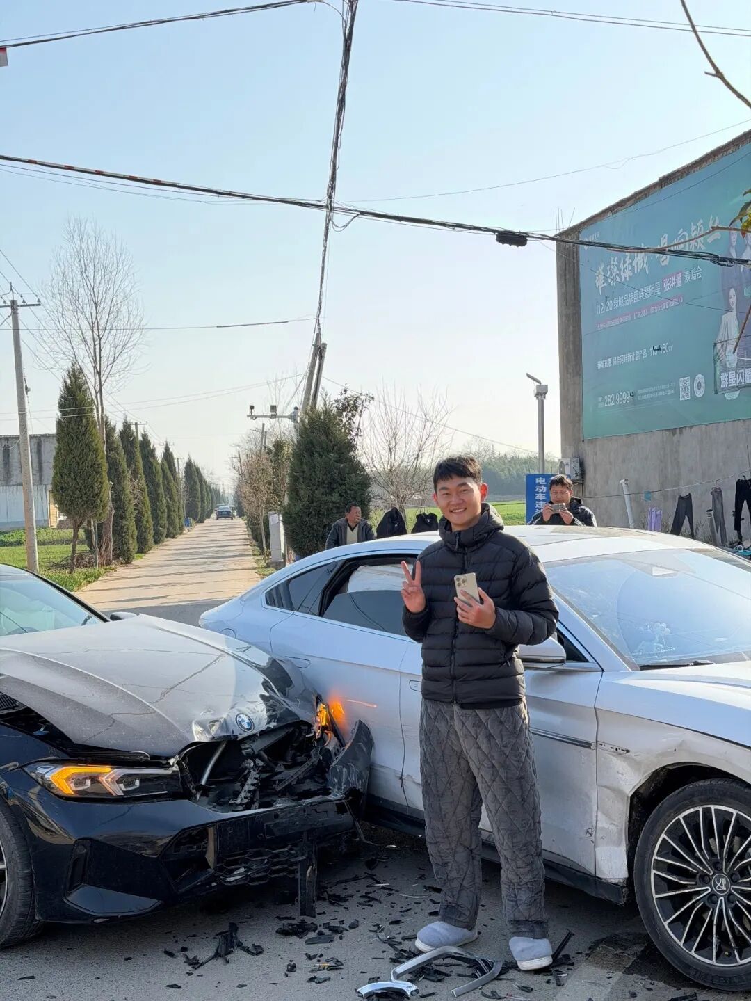 6个气囊全部弹出、大灯爆裂、挡风玻璃也碎了…小伙上个月才还清宝马车贷! 6个气囊全部弹出、大灯爆裂、挡风玻璃也碎了…小伙上个月才还清宝马车贷!