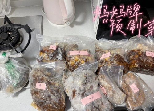 “充电器一拔，又是一年”，亲友欢聚2小时各自离去，男子回看监控落泪