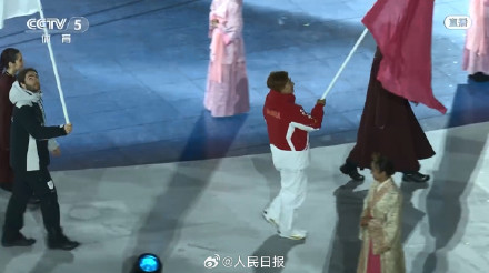 骄傲转存！中国队旗手入场