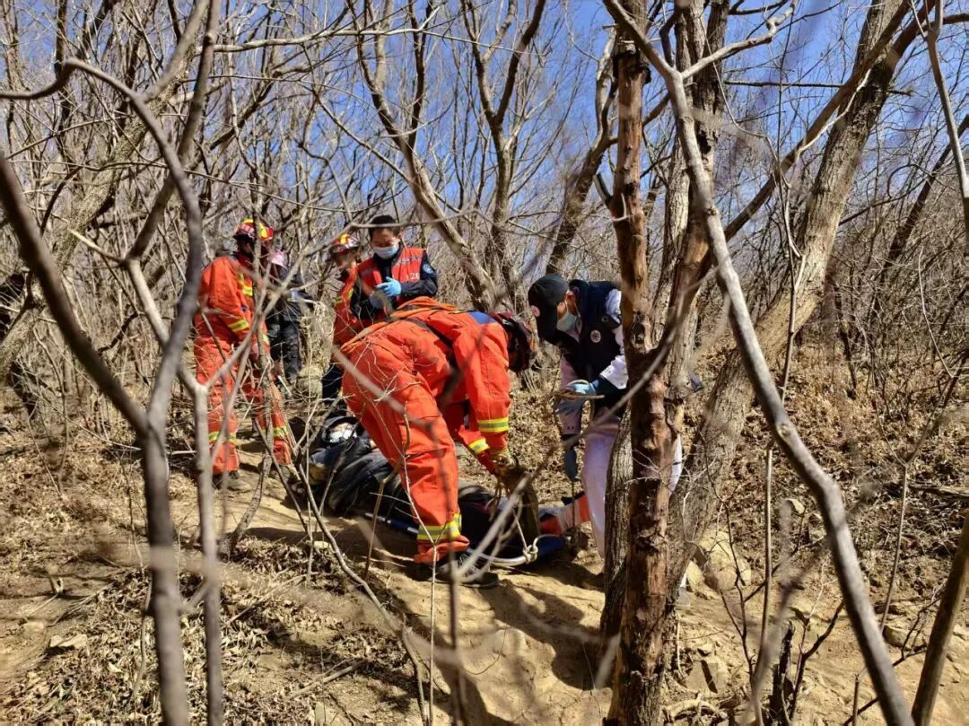驴友登山不慎崴脚 消防及时救援脱险 驴友登山不慎崴脚 消防及时救援脱险