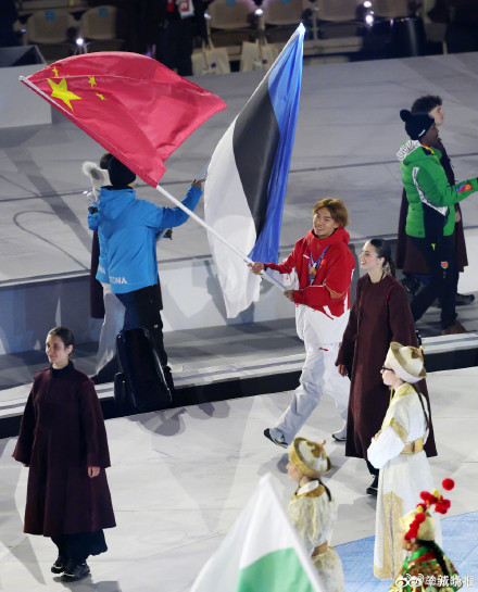 2026米兰冬奥会闭幕式，苏翊鸣手持五星红旗入场