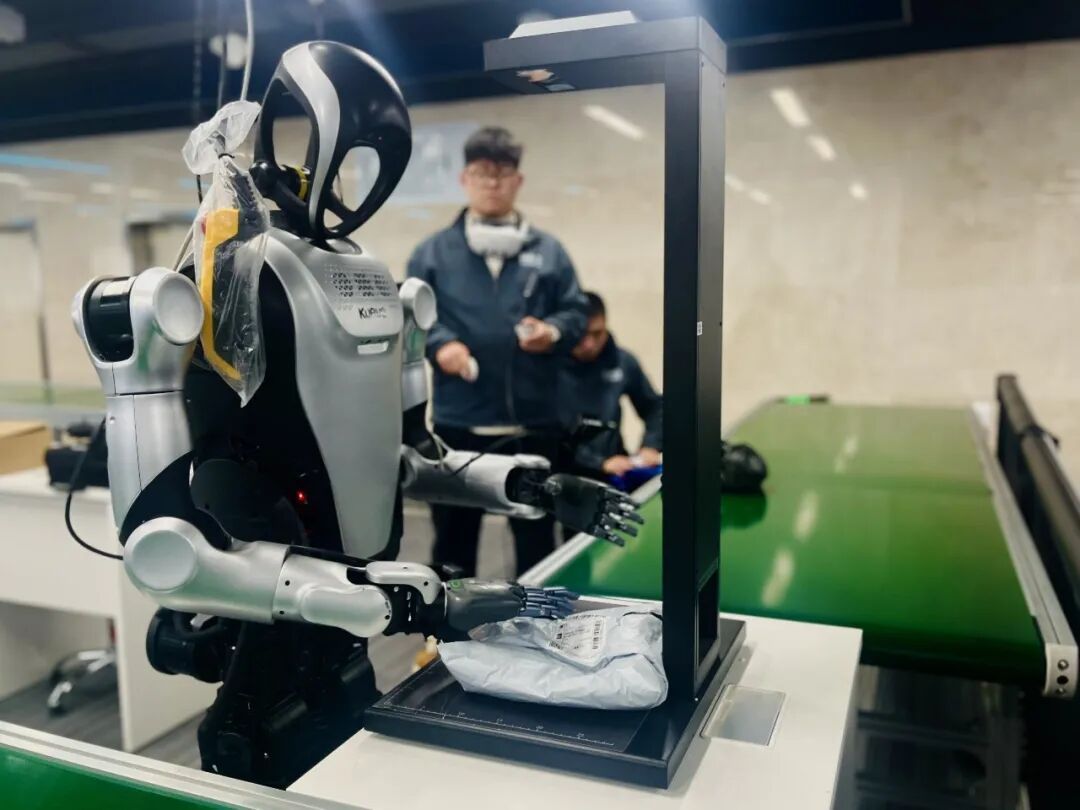 “00后”给机器人当“老师”！这个新职业太酷了