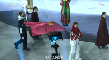 骄傲转存！中国队旗手入场