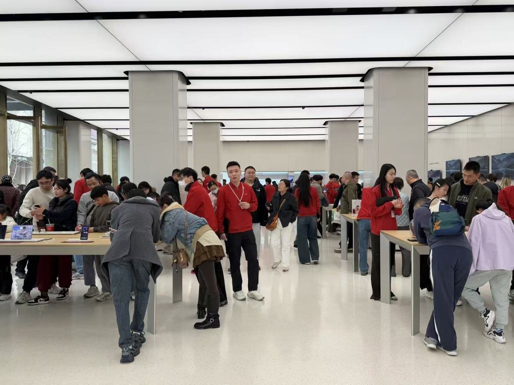 销量比去年好太多！新国补落地叠加厂商促销，上海手机市场新春喜洋洋