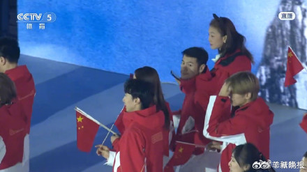 2026米兰冬奥会闭幕式，苏翊鸣手持五星红旗入场