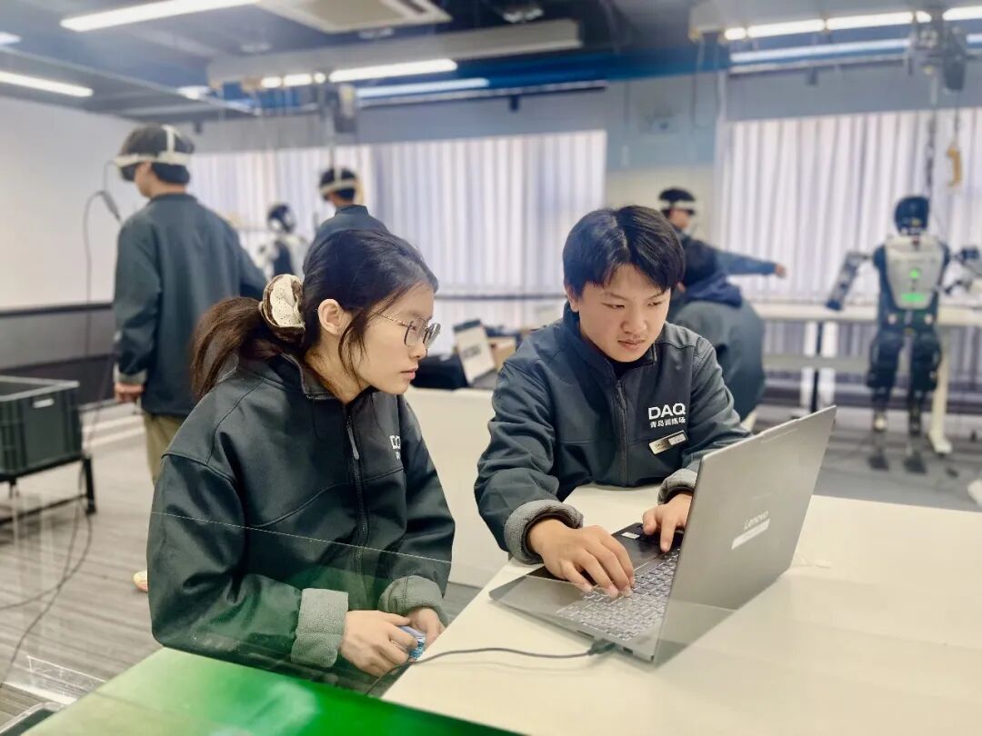 “00后”给机器人当“老师”！这个新职业太酷了