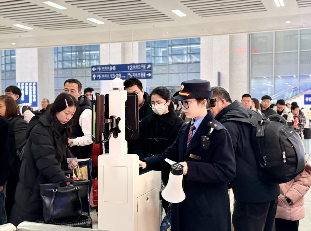 正月初七福州火车站客流攀升，多地车票已基本售罄