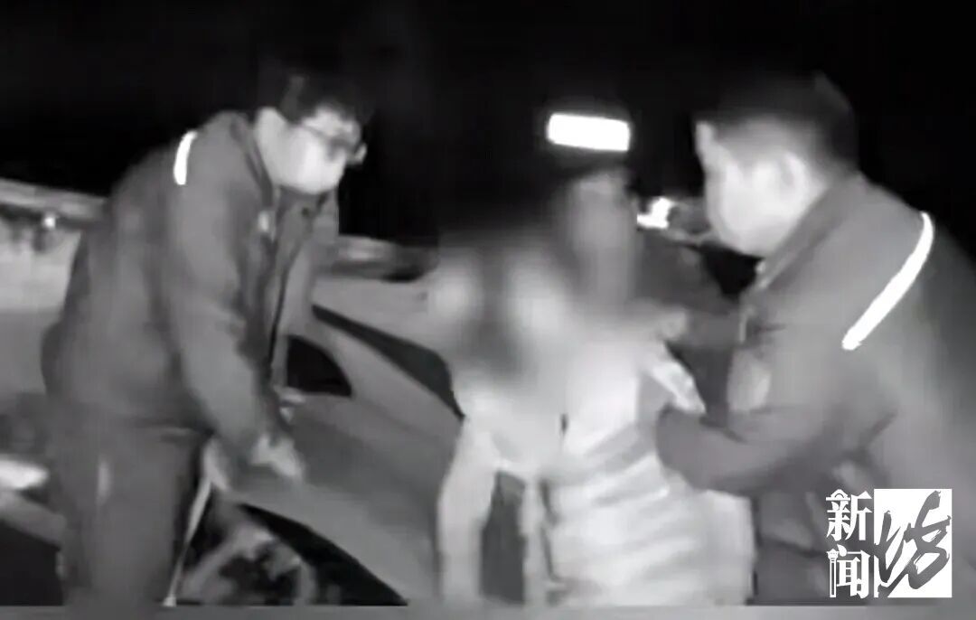 事发上海高速!司机突然四肢瘫软病情恶化,120因拥堵无法抵达... 事发上海高速!司机突然四肢瘫软病情恶化,120因拥堵无法抵达...